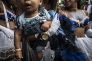 RIO, BRESIL-MARCH, 2019: Les femmes et les enfants des membres du gang des Cobras se prÃ©parent Ã   la premiÃ¨re soirÃ©e de carnaval dans une favÃ©la du nord de Rio. (Picture by Veronique de Viguerie/Getty Reportage)