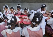 PORT-AU_PRINCE, HAITI-NOV, 2014: Une ecole ouvre ses portes aux Restaveks (enfants esclaves) pour qu'ils puissent suivre des cours gartuitement et profiter d'un repas gratuit.  (Photo by Veronique de Viguerie/Reportage by Getty images).
