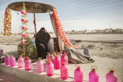 NADJAF, IRAK-MARCH, 2018: Des femmes vendent de l'eau de rose devant le cimetiÃ¨re chiite de Wadi Salam, le plus grand cimetiÃ¨re du Moyen Orient. L'eau de rose est utilisÃ©e pour entretenir les tombes et enterrer les morts pour faire des boules de boue qui recouvrront le linceul. (picture by veronique de Viguerie/Reportage by Getty Images)