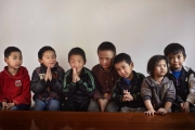 KATMANDOU, NEPAl-APRIL, 2015: Tchawar Sherpa (pull rouge sur le lit) est interne Ã  Kathmandou. Il y a quelques mois il vivait encotre avec sa mÃ¨re Pem-Cheki,et  un de ses grands frÃ¨res, Dawa Tachi Ã  Simigaon. Une ONG sherpa a proposÃ© Ã  sa mÃ¨re de le sponsorisÃ© pour qu'il aille Ã  l'Ã©cole Ã  Kathmandou. (Picture by Veronique de Viguerie/Reportage by Getty Images)
