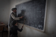 Bienvenue en territoire Taliban. Une partie du Wardak au sud  de Kaboul est totalement administrÃ©e par les Taliban. Aucune Ã©cole de filles sur le territoire Taliban, que pour les garcons avec un enseignement presqu'uniquement religieux.