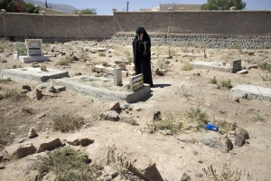 SANAA, YEMEN- 2017, OCT: Badria Khaleb Mohamed pleure sur la tombe de son fils Mohammed agÃ© de 23 ans tuÃ© dans le bombardement du 25 aoÃ»t 2017 qui a tuÃ© 16 civils.Badria Khaleb Mohamed is praying and crying on her 23-years-old son grave, Mohammed killed in the airstrike of the 25th of august 2017 which killed 16 civilians.