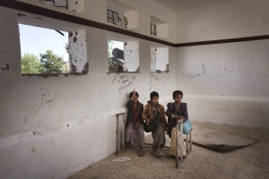 SAADA, YEMEN- 2017, OCT: Des enfants retournent dans leurs Ã©coles,  cibles de bombardements aÃ©riens. Mais les professuers non payÃ©s depuis plus de 10 mois ne sont plus lÃ . Ils sont remplacÃ©s par des volontaires Houthis non qualifies qui poussent les enfants Ã  rejoinder lâarmÃ©e en manquÃ© cruel de âchair Ã  canonâ.Children are going back to school after they were targeted by airstrikes. Eventhough teachers are not teaching anymore since they are not getting paid since more than 10 months. Instead children are underwatched by unqualified Houthis.(Picture by Veronique de Viguerie/Reportage by Getty Images)