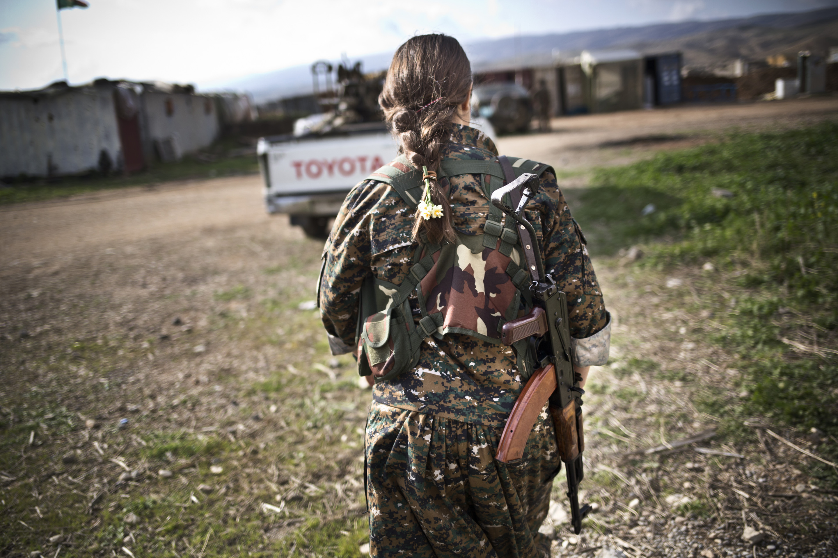 SINJAR, KURDISTAN, IRAQ- FEBRUARY, 2016: Dersem (21) Yezidie a vu ses soeurs se faire enlever par Daech, n'en piuvant plus de rester inactive, elle rejoint les rangs du YBS en octobre 2014. (picture by Veronique de Viguerie/ Reportage by Getty Images )