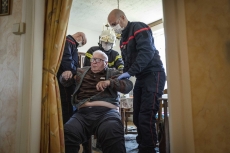 MULHOUSE, FRANCE- 2 APRIL 2020: A 81-years-old man fell and shouted. The neighbors called the firefigres who have to break a window to rescue him. He had insufficiant oxygen so was suspected Covid before being considered better to stay home. (Picture by Veronique de Viguerie/Getty Images)