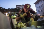 CARACAS, VENEZUELA- NOV, 2018: AffamÃ©s, ruinÃ©s beaucoup de VÃ©nÃ©zuÃ©liens mangent directement dans les poubelles. (Picture by Veronique de Viguerie/Reportage by Getty Images)
