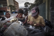 CARACAS, VENEZUELA- NOV, 2018: AffamÃ©s, ruinÃ©s beaucoup de VÃ©nÃ©zuÃ©liens mangent directement dans les poubelles. (Picture by Veronique de Viguerie/Reportage by Getty Images)