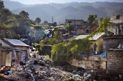 PORT-AU_PRINCE, HAITI-NOV, 2014: Les gens installent leur maison sur les ravines, risquant a chaque pluie de se faire emporter. (Photo by veronique de Viguerie/Reportage by getty images).
