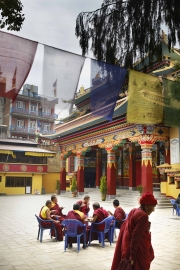 KATMANDOU, NEPAl-APRIL, 2015: Le temple, Gomba Sherpa, a Ã©tÃ© construit pour acceuillir les Sherpas qui vivaient dans les vallÃ©es en ville pour notamment les veillÃ©es funÃ©raires. Aujourd'hui, le temple est un lieu de retrouvailles pour les sherpas Ã¢gÃ©s des vallÃ©es qui se retrouvent perdus et esseulÃ©s dans la capitale.  (Picture by Veronique de Viguerie/Reportage by Getty Images)