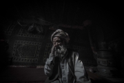 Ce vieil homme arrive de Kunduz, il a perdu toute sa famille, 9 membres alors que leur maison Ã©tait pulvÃ©risÃ©e par un drone ou une bombe. Il n'a plus rien, plus personne, il survit dans un camp de dÃ©placÃ© Ã  Kaboul.