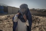 Le camp de dÃ©placÃ©s de Charahi Qabmar Afshar. Ces dÃ©placÃ©s viennent des rÃ©gions du Helmand, des territoires controlÃ©s par les Talibans. Dans ces rÃ©gions reculÃ©es, la charia est appliquÃ©e trÃ¨s strictement. Les petites filles s'entrainnent Ã  marcher avec une burqa dÃ¨s l'Ã¢ge de 5,6 ans car a 9 ans elle leur sera obligatoire. Dans ces rÃ©gions les fillettes sont mariÃ©es dÃ¨s l'Ã¢ge de 12 ans.