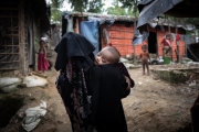 COX BAZAR, BANGLADESH- SEPT, 2018: Yasmine agÃ©e de 4 mois s'est endormie dans les bras de sa mÃ¨re Shafiqa (20). Yasmine a la peau claire et les traits un peu bridÃ©s. Elle est le fruit du viol de sa mÃ¨re par les soldats birmans le 24 aÃ´ut 2017. Shafiqa a rÃ©ussi Ã  convaincre son mari de la garder et de faire comem si elle Ã©tait sienne. Elle est tolÃ©rÃ©e dans la famille, mais le secret doit Ãªtre gardÃ© Ã  tous prix pour que Yasmine ne soit pas stigmatisÃ©e et rejetÃ©e par la communautÃ© Rohingya qui a des problÃ¨mes avec ces bÃ©bÃ©s de la honte qu'elle appelle "fils de Birmans".  (Picture by veronique de Viguerie/Getty Reportage)