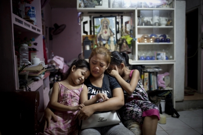 MANILA, PHILIPPINES - OCT, 2016: Rita and her daughters, Maria Samantha (5) and Kheila (7) is grieveing her husband. Flor John (34), drug user, was executed by some apparent policemen at his house on the 19th of October. He was the father of three and married with Rita Cruz.  (Picture by Veronique de Viguerie/ Reportage by Getty Images).