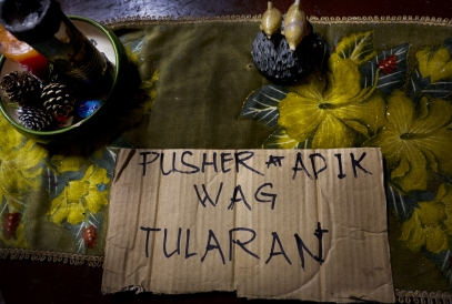 MANILA, PHILIPPINES - OCT, 2016: The borad left by the executioners accusing Flor John of being a drug user and a pusher. Flor John (34), drug user, was executed by some apparent policemen at his house on the 19th of October. He was the father of three and married with Rita Cruz.  (Picture by Veronique de Viguerie/ Reportage by Getty Images).