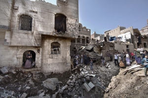 SAANA, YEMEN- 2017, OCT: La Coalition dirigÃ©e par l'Arabie Saoudite a bombardÃ© de nuit plsieurs maisons qui se trouvaient Ã  cote du MinistÃ¨re de la Defense. 12 maisons ont ete detruites et une douzaine de civils ensevelis sous les decombres de leur demeure. 8 blÃ©ssÃ©s dont des femmes et des enfants sont Ã  dÃ©plorer.During the night, Coalition led by Saoudi Arabia airstrikes populated areas. 12 houses got damaged and 12 civilians were rescued out of the rubbles. 8 wounded mainly children and women.