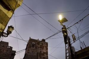 SAANA, YEMEN- 2017, OCT: Il n'y a plus d'electricitÃ© dans la capitale de Sanaa. Quelques lampadaires fonctionnent grÃ¢ce Ã  des panneaux solaires et les habitants qui peuvent se l'offrir ont un gÃ©nÃ©rateur qui fonctionne au fuel, de plsu en plus rare et cher Ã  cause du blocus imposÃ© par l'Arabie Saoudite.

Sanaa the capital has no electricty since the war started. Some streets lights are being furnished by solar system. The rich people used generator but again with the blockade the fuel price is rising and beacomes unaffordable. 

(Picture by Veronique de Viguerie/Reportage by Getty Images)
