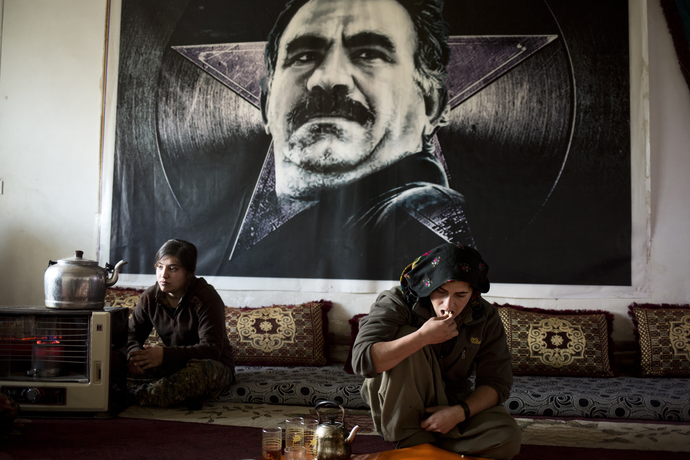 SINJAR, KURDISTAN, IRAQ- FEBRUARY, 2016: Les combattantes du YBS dont font parti beaucoup de Yezidies attendent de prendre les villages autour de la ville de Sinjar toujours aux mains de Daech. Au mur, le fondateur du mouvement revolutionnaire kurde le PKK, Abdullah Ochalan. (picture by Veronique de Viguerie/ Reportage by Getty Images ) 
Abdullah Ãcalan, connu sous le nom d'Apo, nÃ© le 4 avril 1949 dans le village de Ãmerli (Amara en kurde), rattachÃ© Ã  la ville de Halfeti Ã  Urfa, est lâun des fondateurs et le dirigeant du Parti des travailleurs du Kurdistan (PKK, Partiya KarkÃªren Kurdistan), organisation considÃ©rÃ©e comme terroriste par la Turquie, les Ãtats-Unis et l'Union europÃ©enne entre autres.
AprÃ¨s avoir Ã©tÃ© capturÃ© au Kenya au cours d'une opÃ©ration menÃ©e conjointement par les services secrets turcs, amÃ©ricains1 et israÃ©liens le 15 fÃ©vrier 1999, il est jugÃ© le 28 avril 1999 pour trahison Ã  la nation (d'aprÃ¨s la loi 125 du code pÃ©nal turc) et condamnÃ© Ã  mort le 29 juin 1999 pour avoir fondÃ© et dirigÃ© une organisation armÃ©e considÃ©rÃ©e comme terroriste. La peine est commuÃ©e en prison Ã  vie en 2002 lorsque la Turquie abolit la peine de mort dans la perspective de son adhÃ©sion Ã  l'Union EuropÃ©enne.