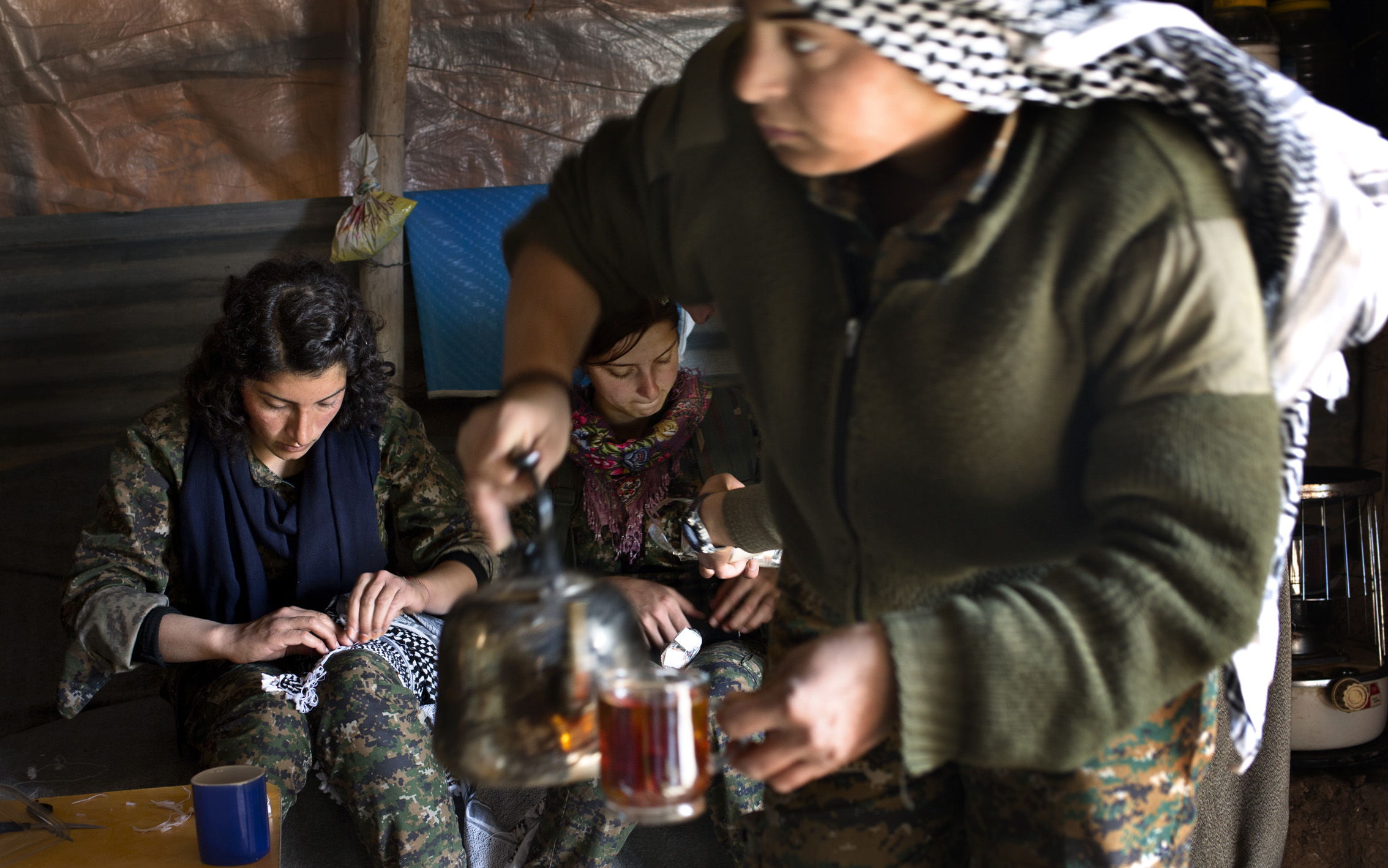 SINJAR, KURDISTAN, IRAQ- FEBRUARY, 2016: Norouz (21) Ã  droite, Yezidie a ses cousines aux mains de Daech. Il y a 3 mois, elle s'est enfuie de chez ses parents pour rejoindre les rangs du YBS. Aujourd'hui sur un poste avancÃ© Ã  1 km seulment des positions enemies de Daech. .(picture by Veronique de Viguerie/ Reportage by Getty Images )