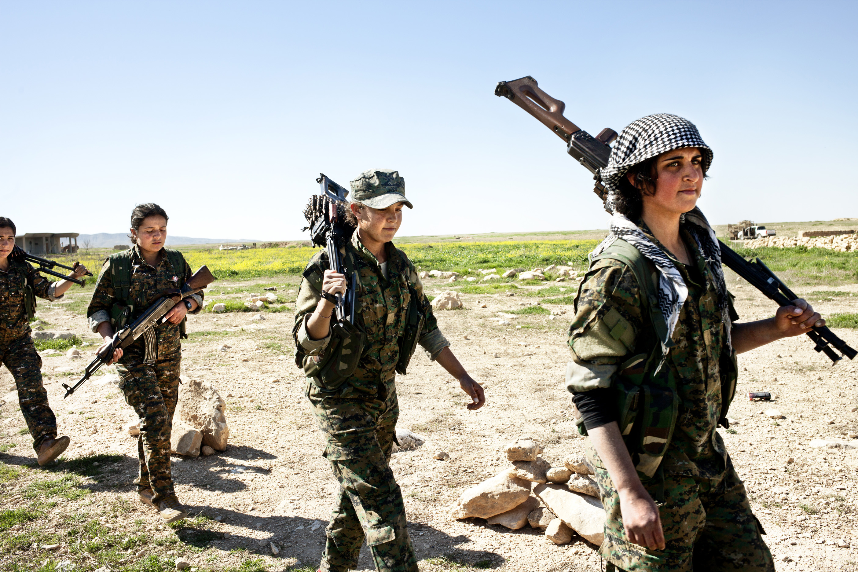 SINJAR, KURDISTAN, IRAQ- FEBRUARY, 2016: Les combattantes du YBS dont font parti beaucoup de Yezidies attendent de prendre les villages autour de la ville de Sinjar toujours aux mains de Daech.  (picture by Veronique de Viguerie/ Reportage by Getty Images )